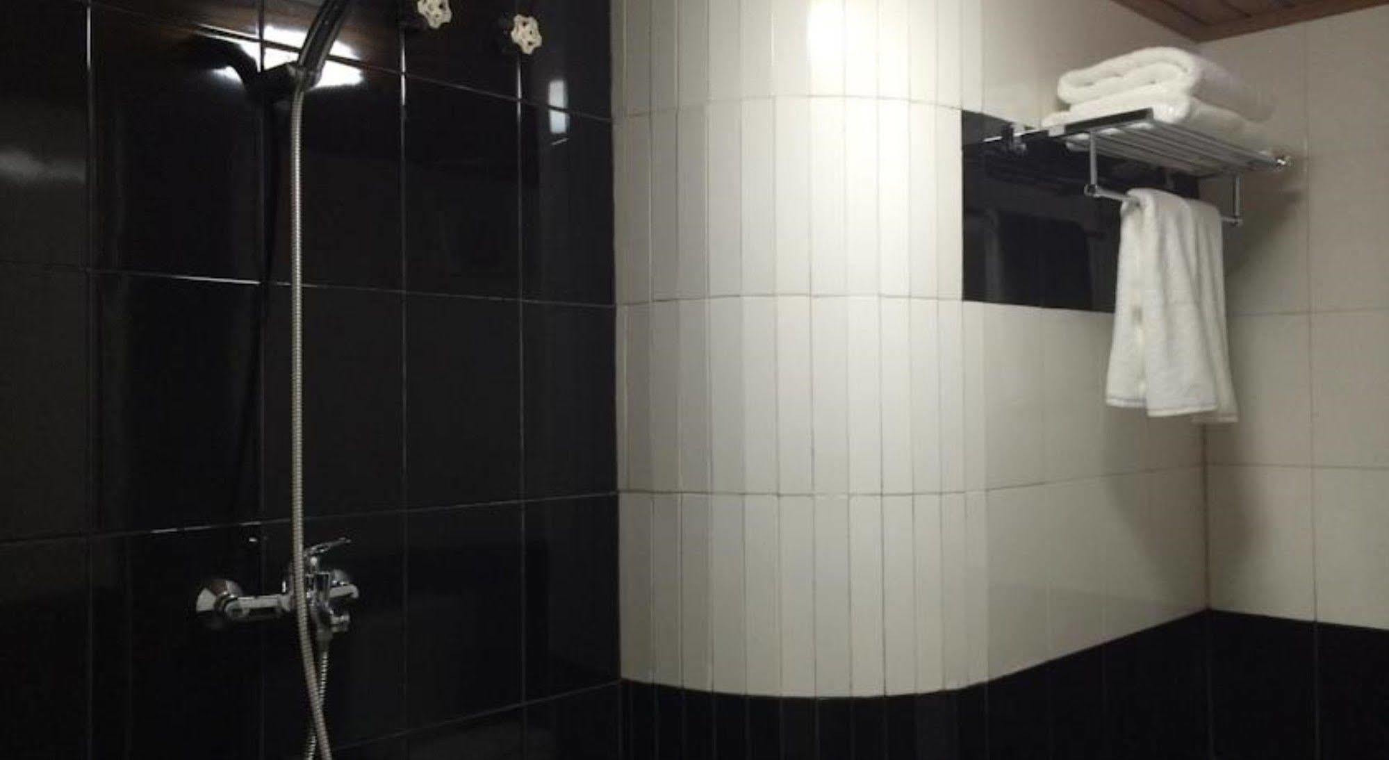 Hotel Esta Γιανγκόν Εξωτερικό φωτογραφία
